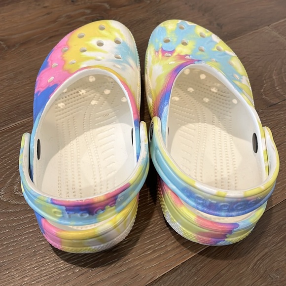 Tie Dye Classic Crocs Juniors Size 2 EUC - Picture 2 of 5